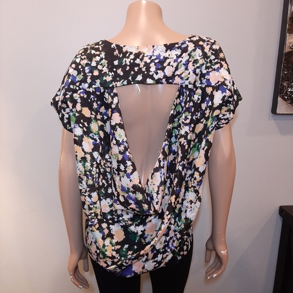 3/$20 BCBGENERATION Floral Flowy Blouse Short Sleeve Draped Open Back Cut Out - Picture 7 of 12